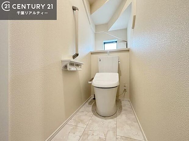 1・2階にトイレがございます!朝の忙しい時間帯も待たずにすみそうですね。白を基調とした清潔感のあるトイレでお手入れがしやすいです!