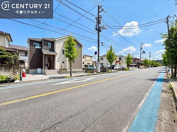 前面道路は13m!陽当り良好な立地です。車庫入れが苦手な方も安心ですね。