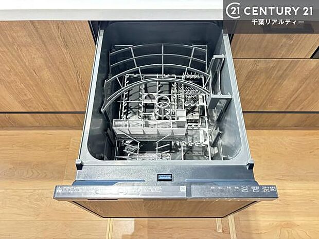 食洗機付きのキッチンです!忙しい時や手荒れ防止として大変活躍する便利な仕様です!ビルトインなのでキッチンの場所を取らず調理スペースを広く使うことが出来ます!