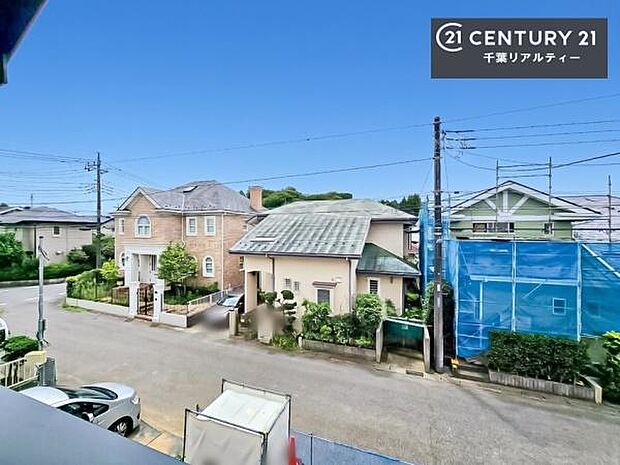 落ち着きある住宅街です!周囲には高い建物がなく、空が広く開放感があり、陽当たりを大きく遮られることもありません!気持ちの良い風が通り抜ける街並みです!