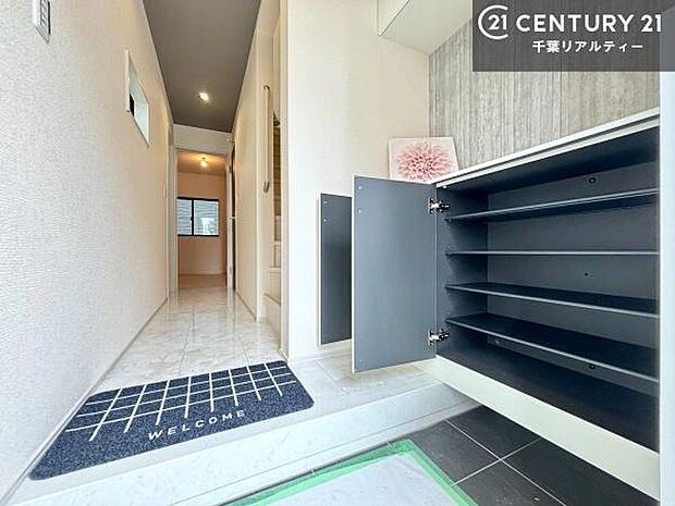 玄関収納が充実しているので、玄関周りがスッキリ片付き来客時に靴の置き場に困りません!