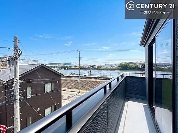 周囲に高い建物がなく開放的な眺望です!晴れた日は青空が広がります!