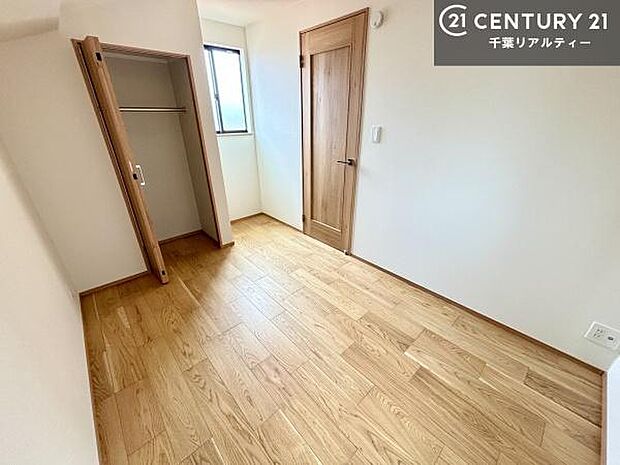掃き出し窓がないお部屋は、お子様のお部屋としても安心です!収納スペースも充実しているので散らかったお部屋をサッと片付けられます!