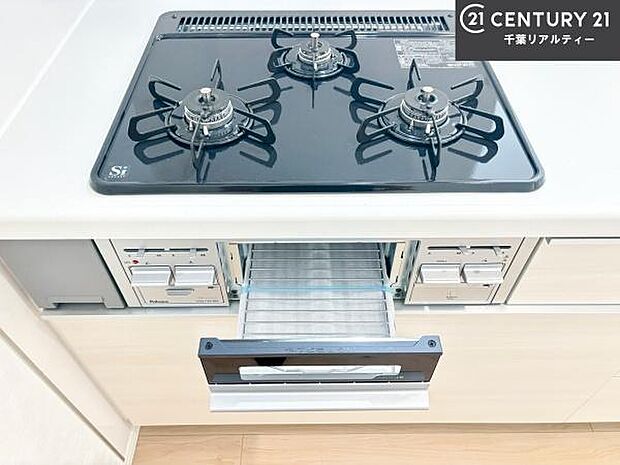 コンロは三口あるのでお料理の同時進行ができます。もちろんグリル付きです。調理スペースも広々している為作業がしやすい!使い勝手が良いシステムキッチンです!