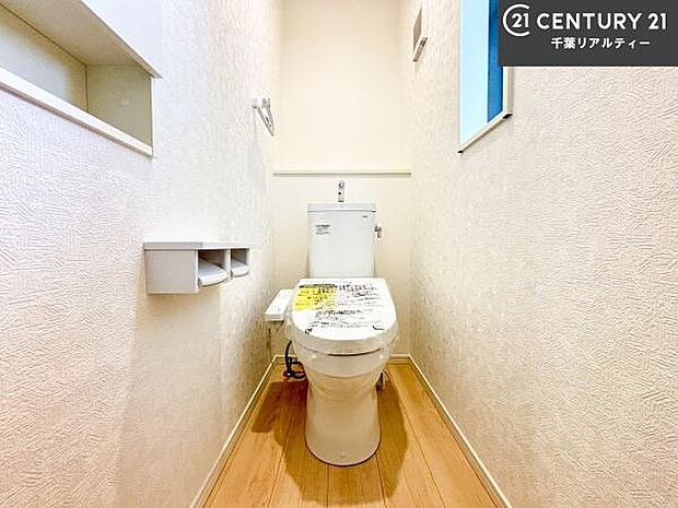 温水洗浄便座につき、冬場は便座が暖かくできるので冷たい便座に座らずに済む嬉しい仕様です!シンプルなカラーを基調としているので、お手入れがしやすいです。