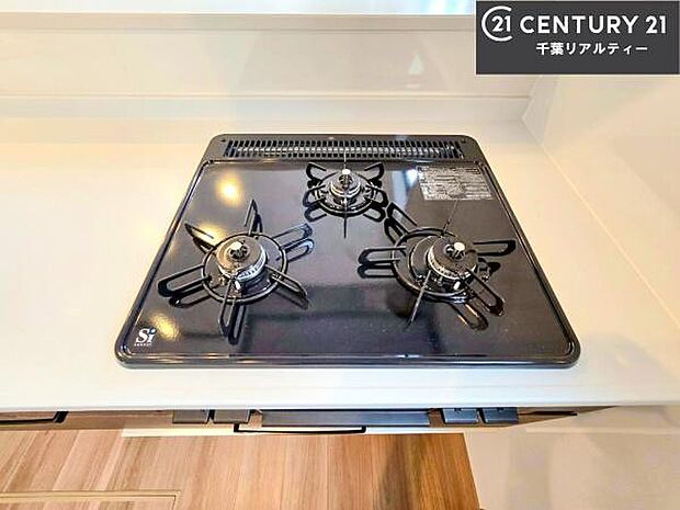 コンロは三口あるのでお料理の同時進行ができます。もちろんグリル付きです。調理スペースも広々している為作業がしやすい!使い勝手が良いシステムキッチンです!