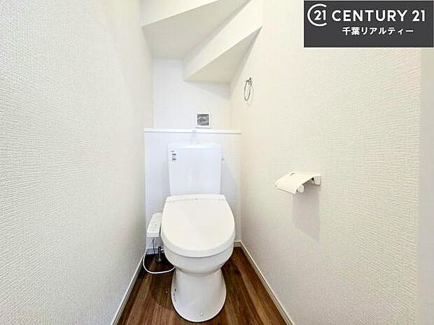 1・2階にトイレがございます!朝の忙しい時間帯も待たずにすみそうですね。白を基調とした清潔感のあるトイレでお手入れがしやすいです!