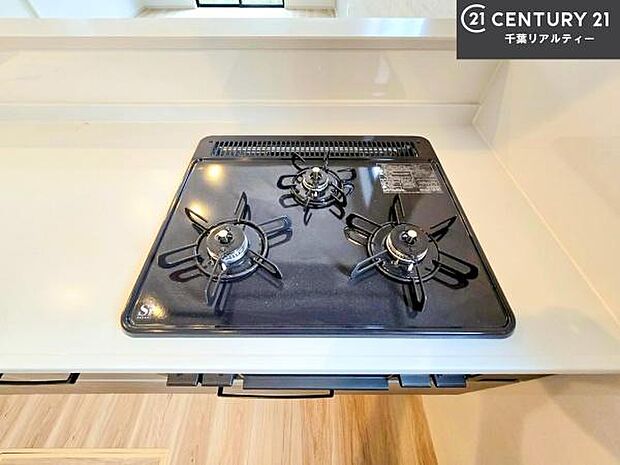 コンロは三口あるのでお料理の同時進行ができます。もちろんグリル付きです。調理スペースも広々している為作業がしやすい!使い勝手が良いシステムキッチンです!