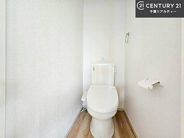 1・2階にトイレがございます!朝の忙しい時間帯も待たずにすみそうですね。白を基調とした清潔感のあるトイレでお手入れがしやすいです!
