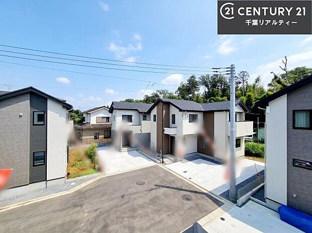 落ち着きある住宅街です!周囲には高い建物がなく、空が広く開放感があり、陽当たりを大きく遮られることもありません!気持ちの良い風が通り抜ける街並みです!