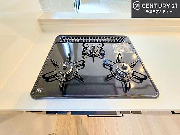 コンロは三口あるのでお料理の同時進行ができます。もちろんグリル付きです。調理スペースも広々している為作業がしやすい!使い勝手が良いシステムキッチンです!