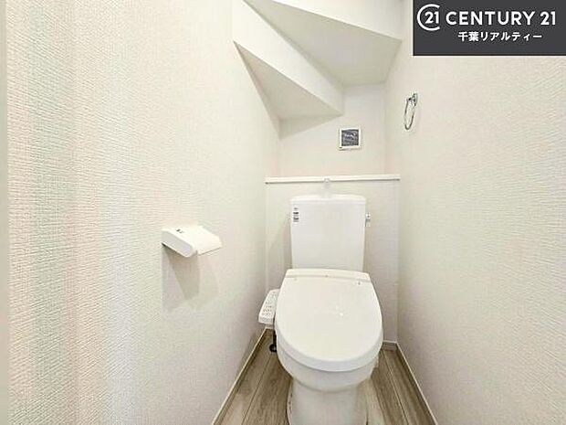 1・2階にトイレがございます!朝の忙しい時間帯も待たずにすみそうですね。白を基調とした清潔感のあるトイレでお手入れがしやすいです!