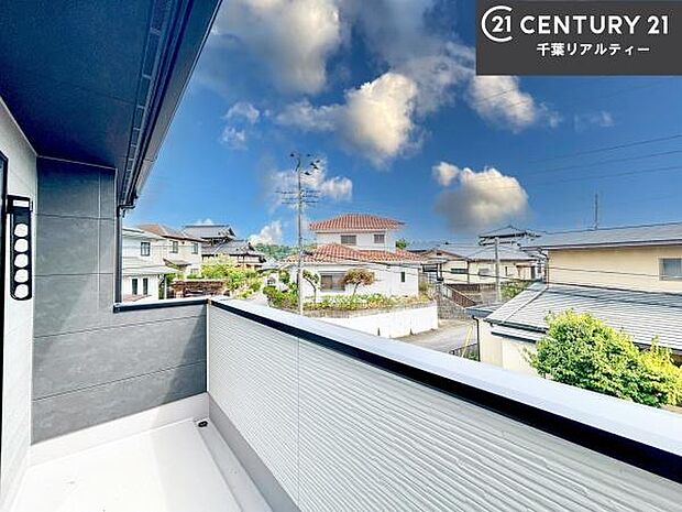 落ち着きある住宅街です!周囲には高い建物がなく、空が広く開放感があり、陽当たりを大きく遮られることもありません!気持ちの良い風が通り抜ける街並みです!