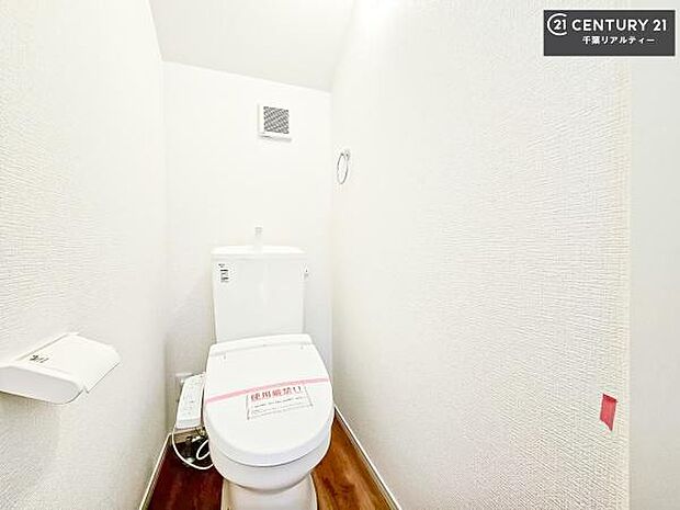 1・2階にトイレがございます!朝の忙しい時間帯も待たずにすみそうですね。白を基調とした清潔感のあるトイレでお手入れがしやすいです!