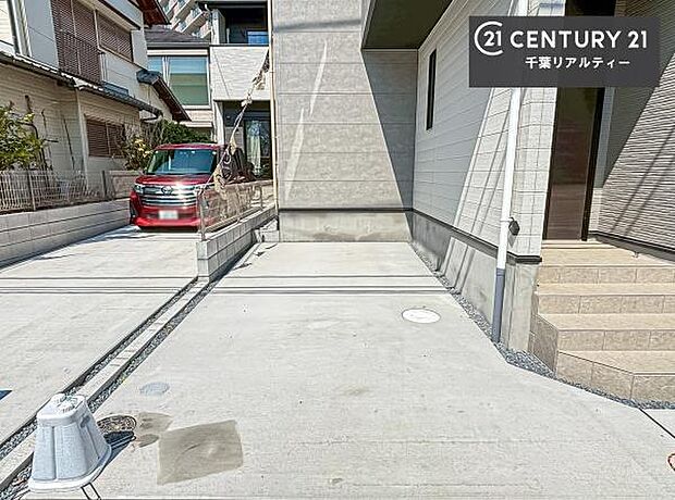 カースペース2台駐車可能。毎日の通勤やお買い物に便利で、来客時にもゆとりをもってお使いいただけます。