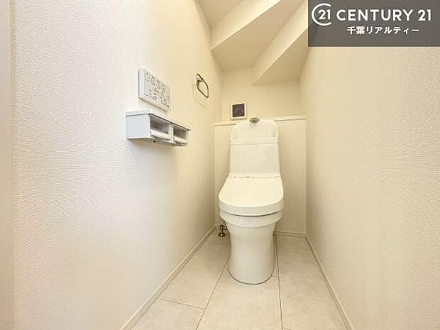 1・2階にトイレがございます!朝の忙しい時間帯も待たずにすみそうですね。白を基調とした清潔感のあるトイレでお手入れがしやすいです!