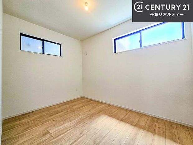 掃き出し窓がないお部屋は、お子様のお部屋としても安心です!収納スペースも充実しているので散らかったお部屋をサッと片付けられます!