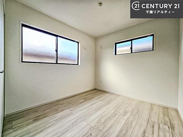 掃き出し窓がないお部屋は、お子様のお部屋としても安心です!収納スペースも充実しているので散らかったお部屋をサッと片付けられます!