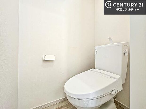 1・2階にトイレがございます！朝の忙しい時間帯も待たずにすみそうですね。白を基調とした清潔感のあるトイレでお手入れがしやすいです！