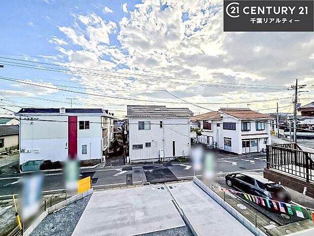 落ち着きある住宅街です!周囲には高い建物がなく、空が広く開放感があり、陽当たりを大きく遮られることもありません!気持ちの良い風が通り抜ける街並みです!