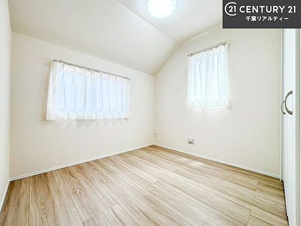 掃き出し窓がないお部屋は、お子様のお部屋としても安心です!収納スペースも充実しているので散らかったお部屋をサッと片付けられます!