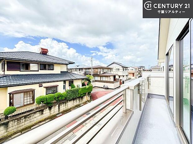 晴れた日には青い空を見渡せる開放的な時間を楽しめます。気持ちの良い風が通り抜ける街並みです!