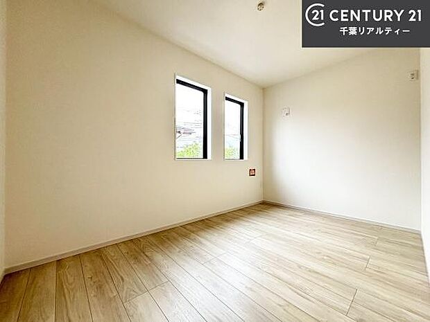 掃き出し窓がないお部屋は、お子様のお部屋としても安心です！収納スペースも充実しているので散らかったお部屋をサッと片付けられます！