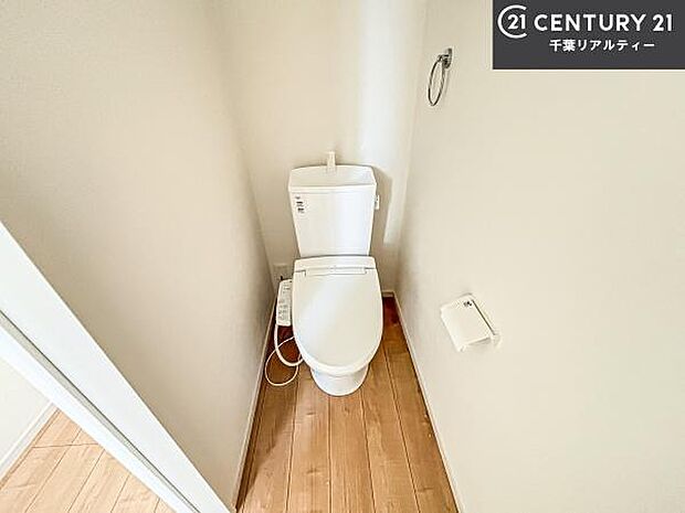 1・2階にトイレがございます!朝の忙しい時間帯も待たずにすみそうですね。白を基調とした清潔感のあるトイレでお手入れがしやすいです!
