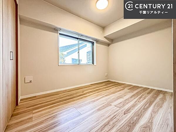 掃き出し窓がないお部屋は、お子様のお部屋としても安心です！収納スペースも充実しているので散らかったお部屋をサッと片付けられます！