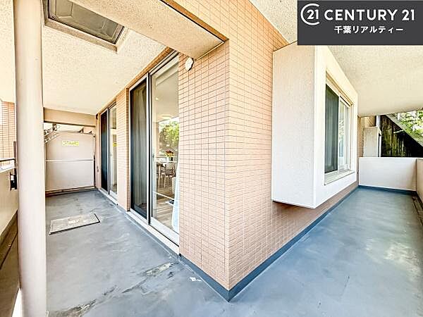 陽当たりの良いバルコニーで、お洗濯物もよく乾きそうですね！お天気の良い日にはバルコニーへ出てリフレッシュするのも気持ちよさそうです。