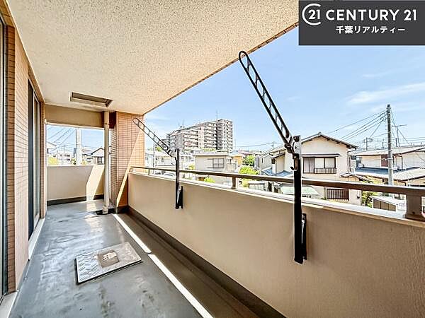 落ち着きある住宅街です！周囲には高い建物がなく、空が広く開放感があり、陽当たりを大きく遮られることもありません！気持ちの良い風が通り抜ける街並みです！