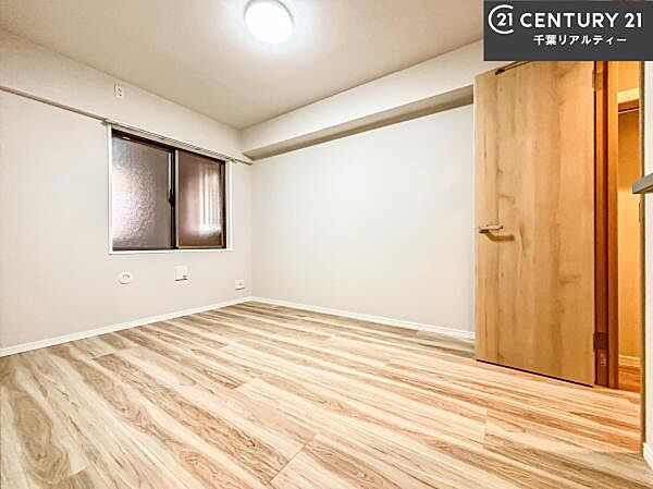 掃き出し窓がないお部屋は、お子様のお部屋としても安心です！収納スペースも充実しているので散らかったお部屋をサッと片付けられます！