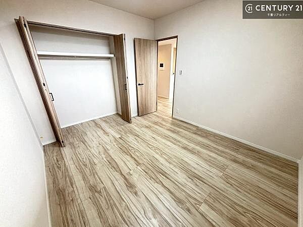 収納力のある洋室です。お部屋もすっきり広々と使えて気持ちが良いです！キレイな明るいお部屋で過ごすのは、更にのんびりゆっくりできますね！