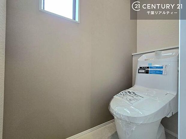 1・2階にトイレがございます!朝の忙しい時間帯も待たずにすみそうですね。白を基調とした清潔感のあるトイレでお手入れがしやすいです!