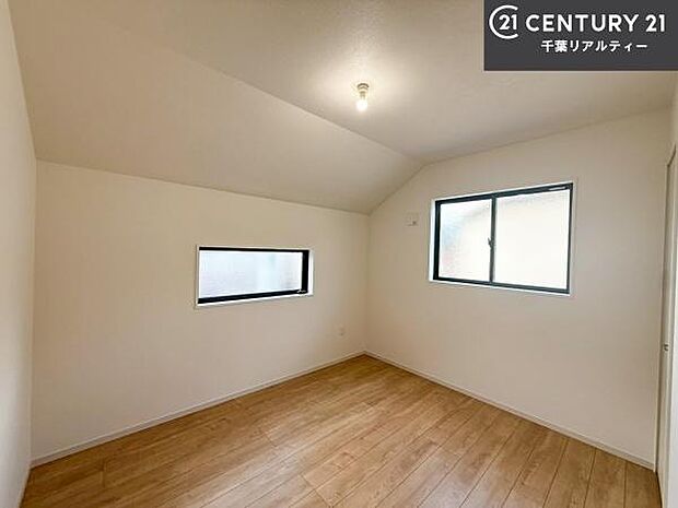 掃き出し窓がないお部屋は、お子様のお部屋としても安心です!収納スペースも充実しているので散らかったお部屋をサッと片付けられます!