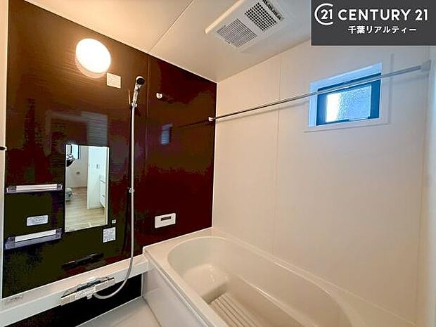 落ち着きある大人の雰囲気のバスルームは、味が出ていてバスタイムが充実!お仕事頑張っているご褒美にお好みの香りの入浴剤を入れて、楽しんでみてはいかがでしょうか?