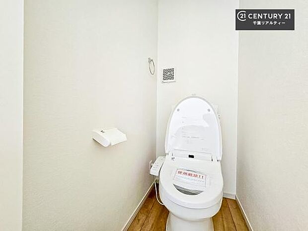 清潔感のある色味のお手洗いです!さわやかでスッキリする空間です!白を基調としているので、お手入れがしやすいトイレです!