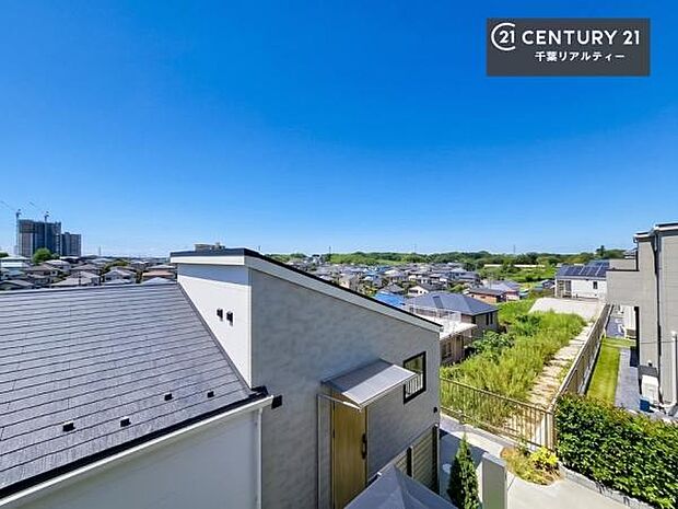 晴れた日には青い空を見渡せる開放的な時間を楽しめます。気持ちの良い風が通り抜ける街並みです!
