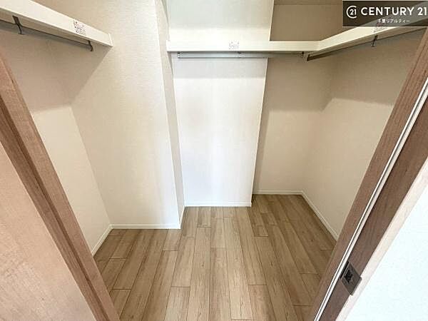 ウォークインクローゼット付きです。たくさんのお洋服などを収納しておけそうですね！他にも扇風機や加湿器など季節物の大きな家電も収納できます！