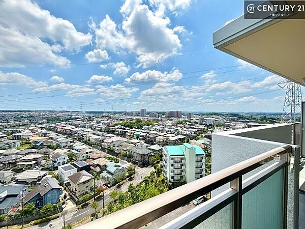 晴れた日には青い空を見渡せる開放的な時間を楽しめます。気持ちの良い風が通り抜ける街並みです！