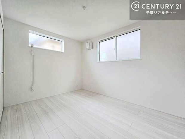 掃き出し窓がないお部屋は、お子様のお部屋としても安心です！収納スペースも充実しているので散らかったお部屋をサッと片付けられます！