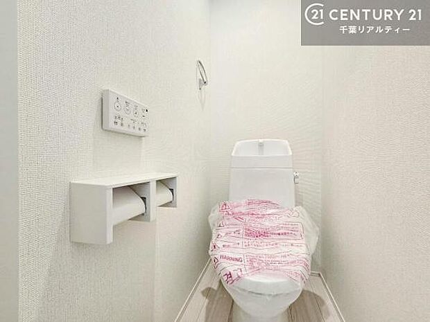 1・2階にトイレがございます！朝の忙しい時間帯も待たずにすみそうですね。白を基調とした清潔感のあるトイレでお手入れがしやすいです！