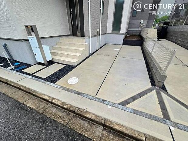 カースペース付きなのでマイカーをお持ちの方も安心ですね！ぜひ現地にてお確かめくださいませ！