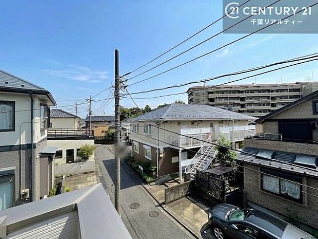 落ち着きある住宅街です！周囲には高い建物がなく、空が広く開放感があり、陽当たりを大きく遮られることもありません！気持ちの良い風が通り抜ける街並みです！