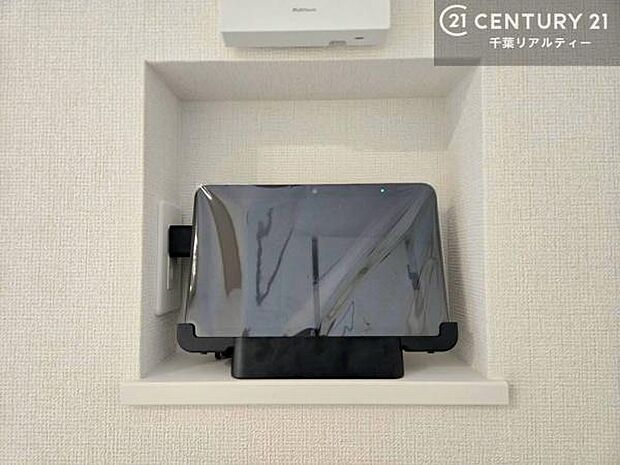 TVモニター付インターフォンを完備。来訪者の顔を確認してから対応できるため、防犯面にも配慮された安心の設備です。