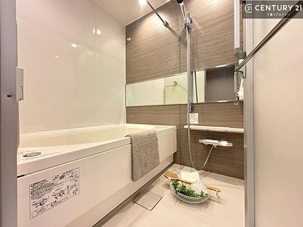 落ち着きある大人の雰囲気のバスルームは、味が出ていてバスタイムが充実！お仕事頑張っているご褒美にお好みの匂いの入浴剤を入れて、楽しんでみてはいかがでしょうか？