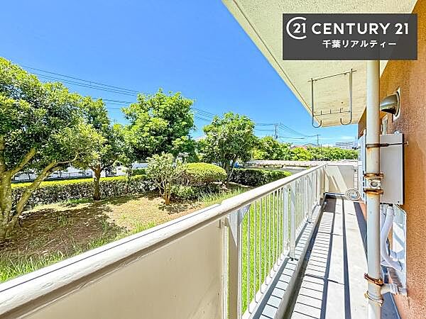 晴れた日には青い空を見渡せる開放的な時間を楽しめます。気持ちの良い風が通り抜ける街並みです！