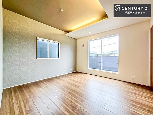 バルコニーに面している洋室です。明るく温もりがあり、換気もしっかりできます！朝起きて、外に出て背伸びをしつつ深呼吸をし良い朝を迎え入れることができます。
