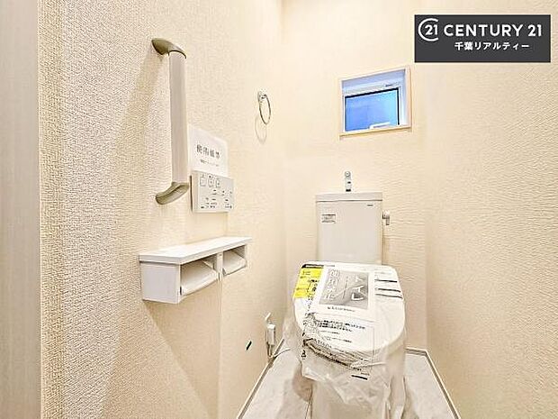 1・2階にトイレがございます!朝の忙しい時間帯も待たずにすみそうですね。白を基調とした清潔感のあるトイレでお手入れがしやすいです!