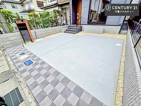 カースペースは並列で2台駐車可能なゆとりある設計。お車同士の入れ替えが不要なため、毎日の通勤やお出かけもスムーズに行えます。